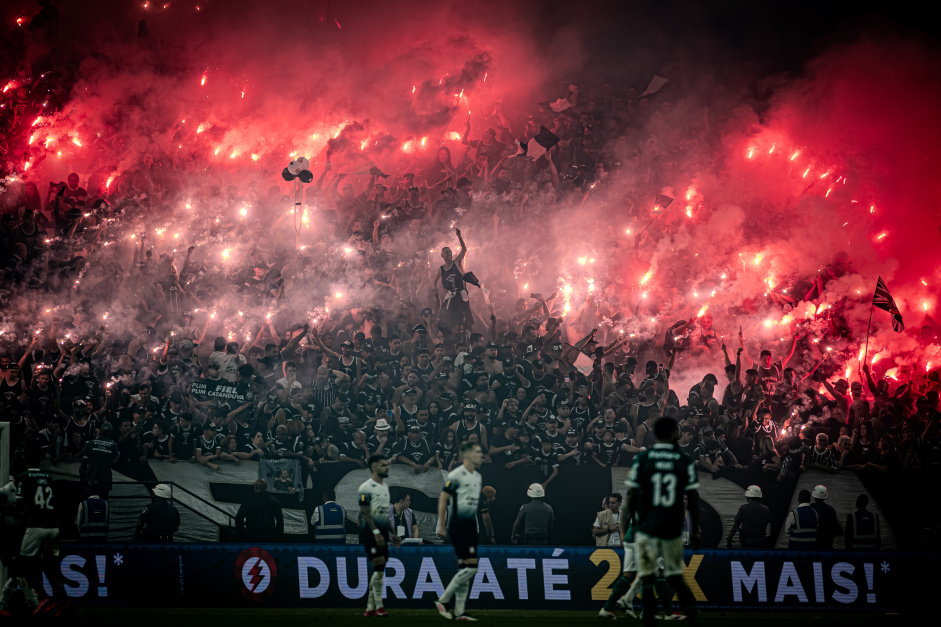 Torcida Do Corinthians Fazendo Festa Durante 6r941w